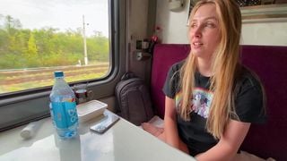 Verheiratete Frau Under the Skirt Sex im Zug mit einem Fremden