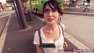 deutsches Teen mit Brille Sie bekommen Rahmspinat von einem Kerl in deutsche Porno