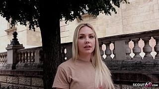 Junges deutsches College-Zimmermädchen öffnet Bargeld für Trinkgeld